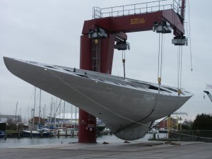 Het aluminium casco van de J-klasser Lionheart in de Makkummer takels. Een van de vele voorbeelden van FRies vakmanschap in jachtbouw. 
